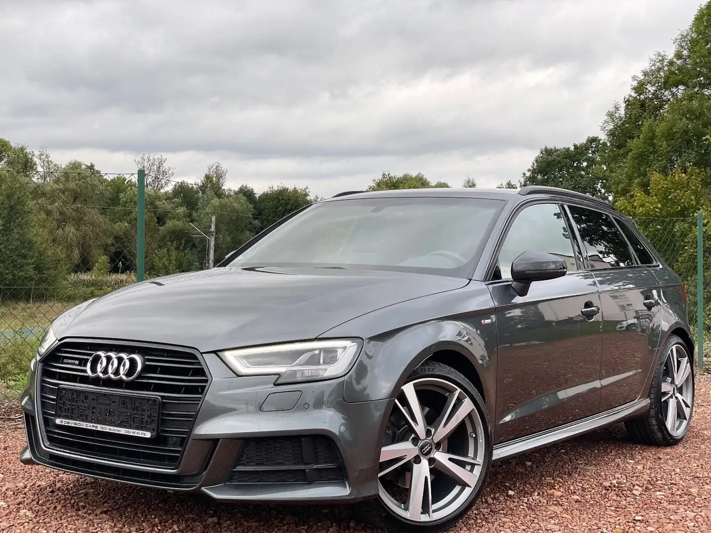 Audi A3 Sportback 40 Tfsi* S line*quattro*Matrix*AHK* Grau - 2