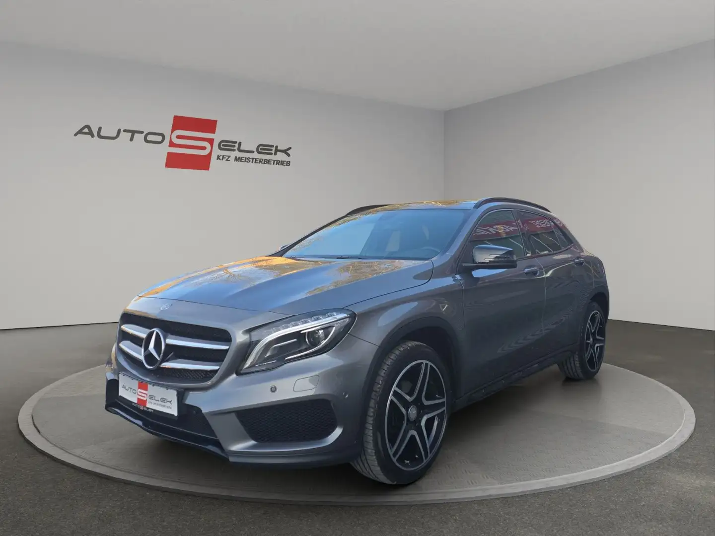Mercedes-Benz GLA 200 GLA Aut. /AMG Line/XENON/NAVI/LEDER/ Grau - 1