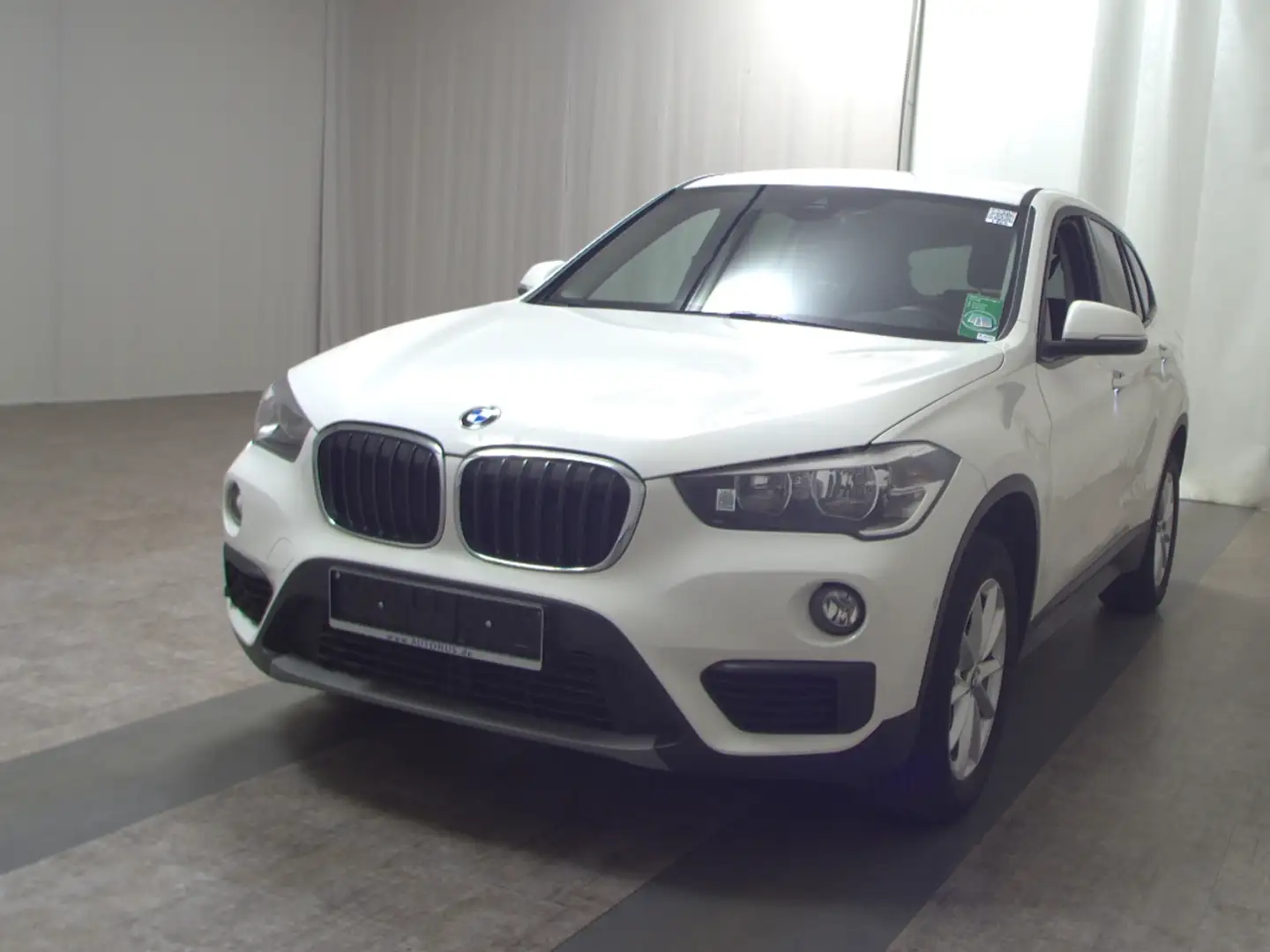 BMW X1 sDrive18d Advantage Navi PDC Shz Weiß - 2