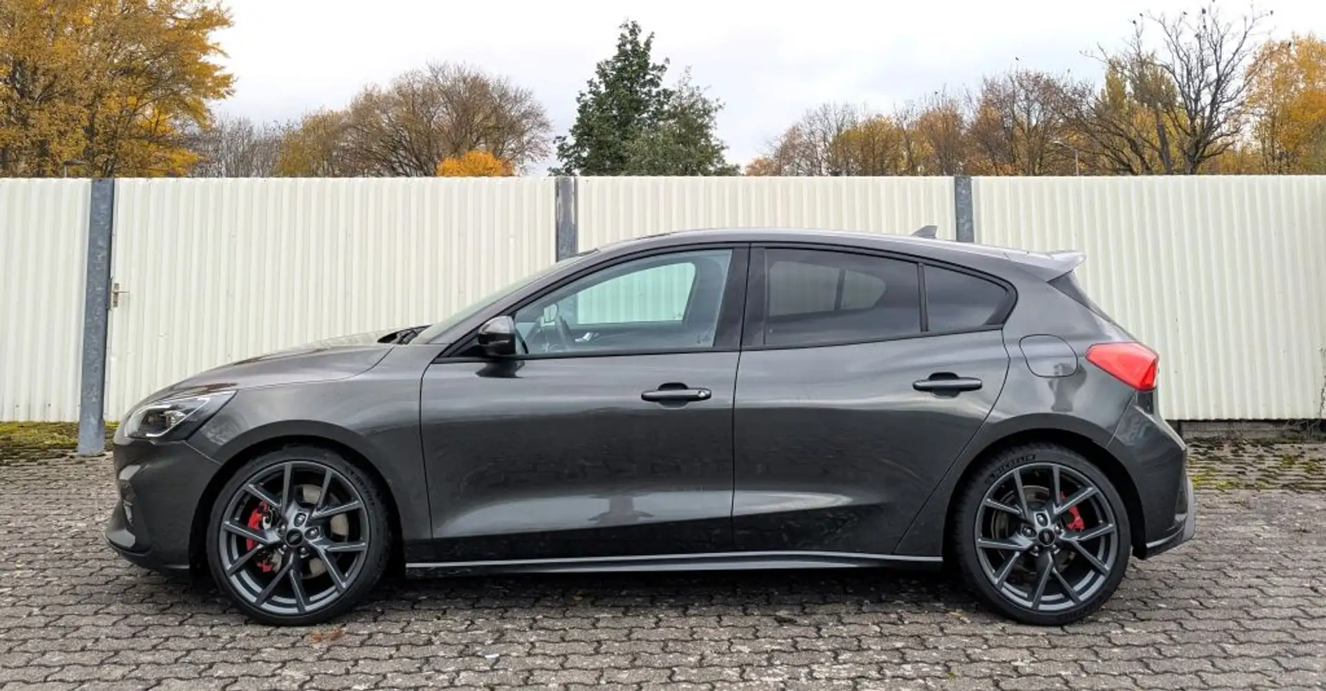 Ford Focus 2.3 EcoBoost S&S Aut. ST mit Styling-Paket Grau - 2