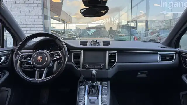Porsche Macan view 16