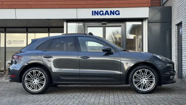 Porsche Macan view 3