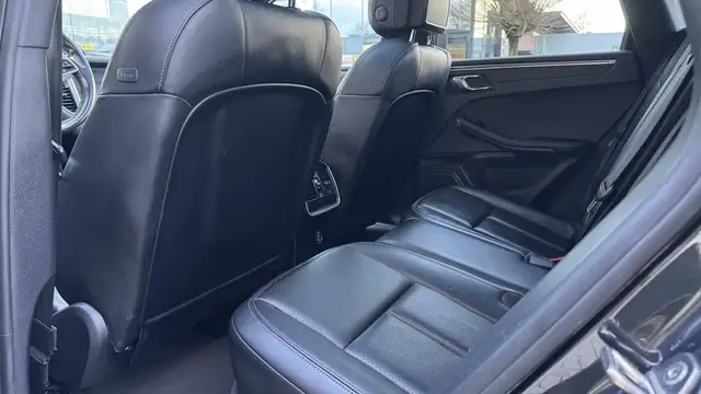 Porsche Macan view 12