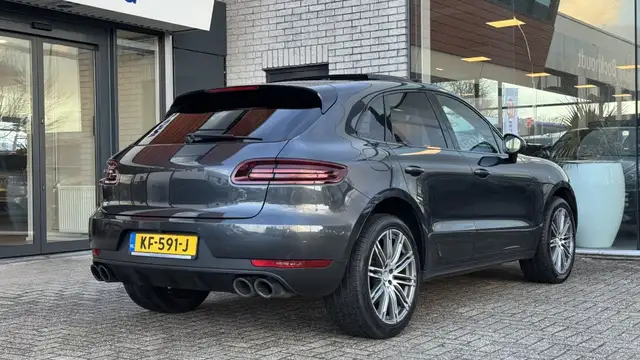 Porsche Macan view 4