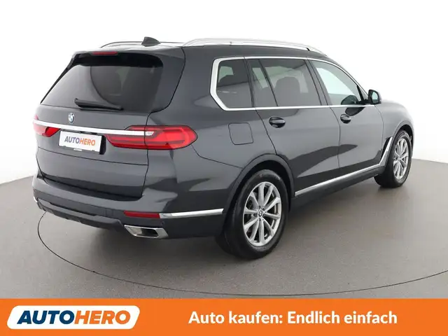BMW X7 view 6