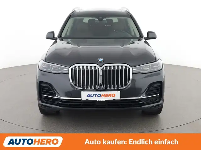 BMW X7 view 9