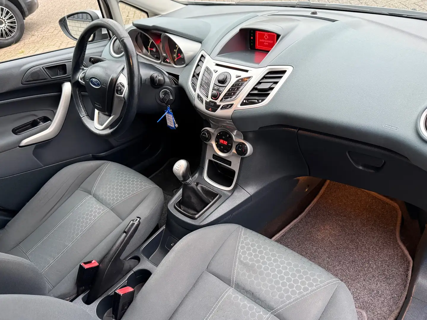 Ford Fiesta 1.25 Titanium Airco Cruise Pdc 5d Nieuwe Apk Grijs - 2
