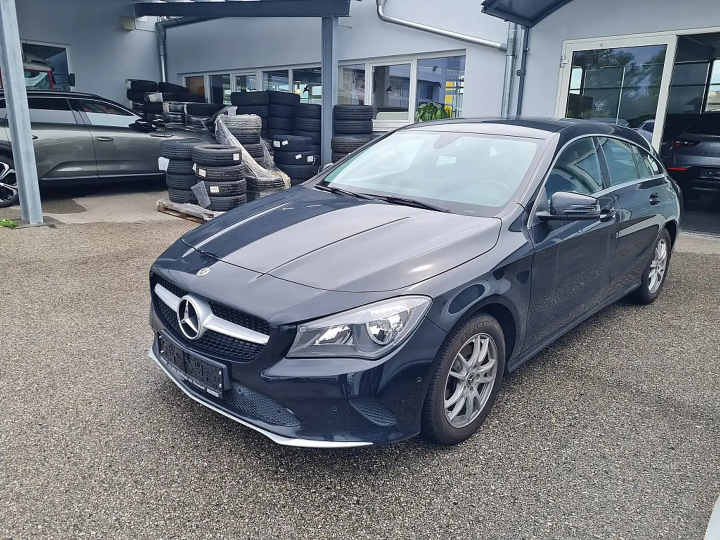 Mercedes-Benz CLA 180 d Shooting Brake Aut. Schwarz - 1