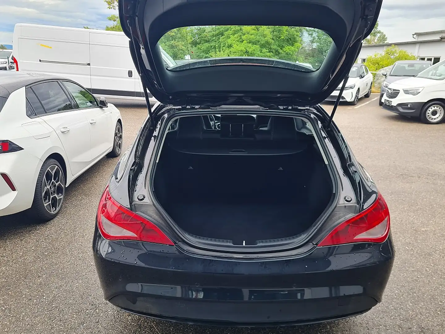 Mercedes-Benz CLA 180 d Shooting Brake Aut. Schwarz - 2