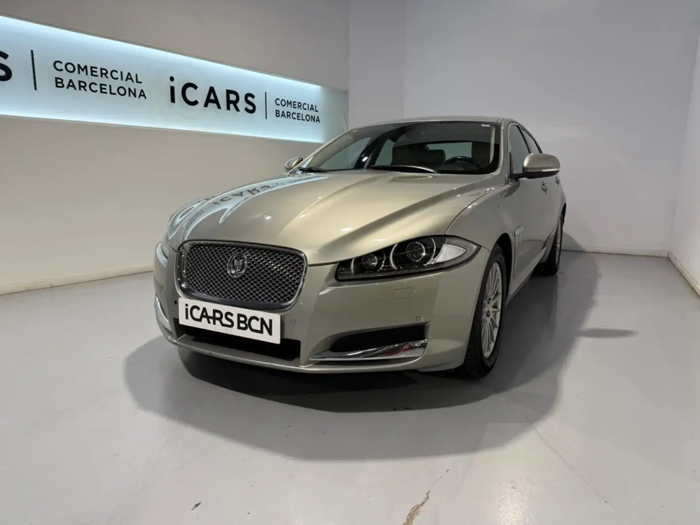 Jaguar XF 2.2 Diesel Premium Luxury Aut. Plateado - 1
