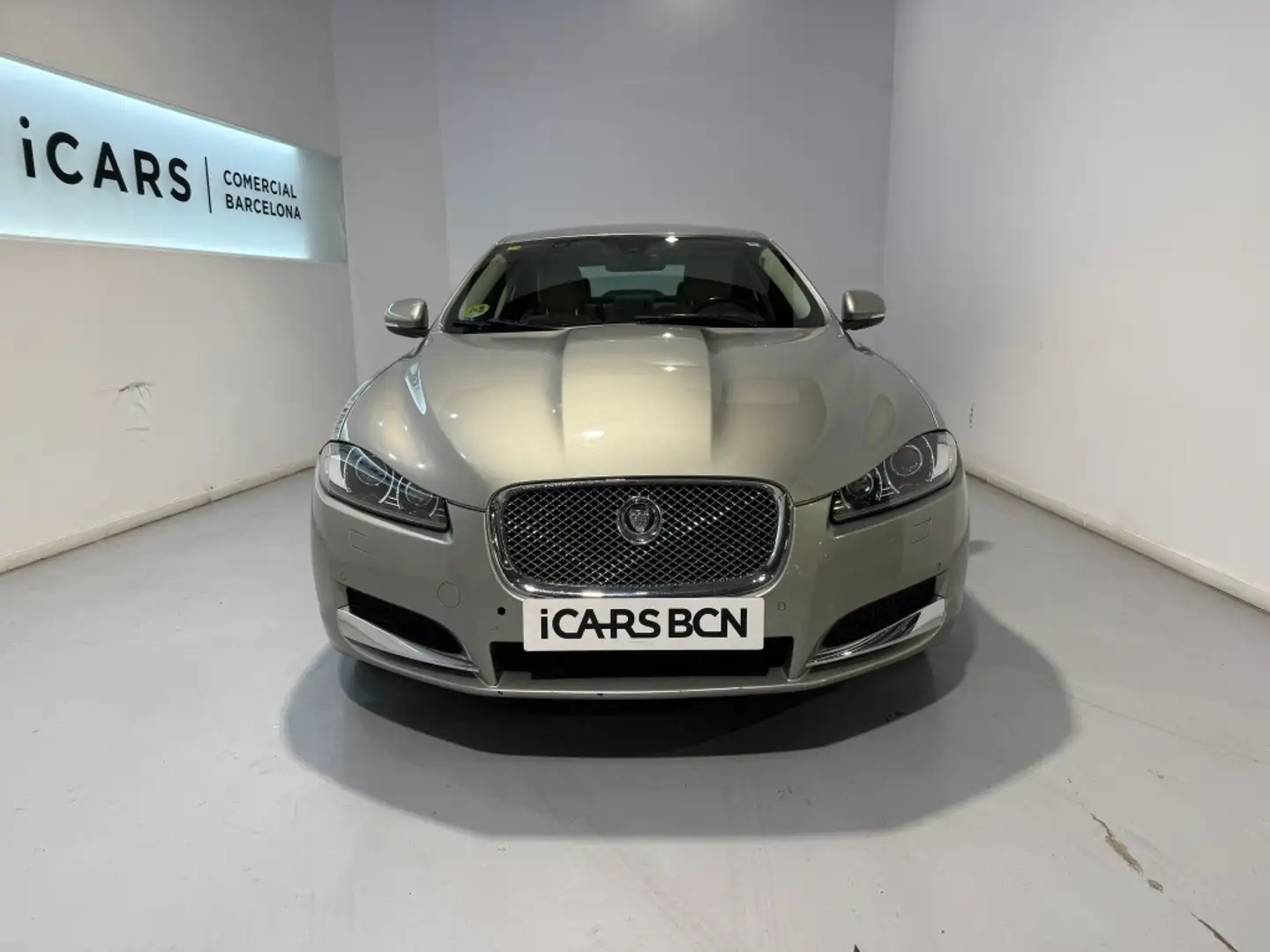 Jaguar XF 2.2 Diesel Premium Luxury Aut. Plateado - 2