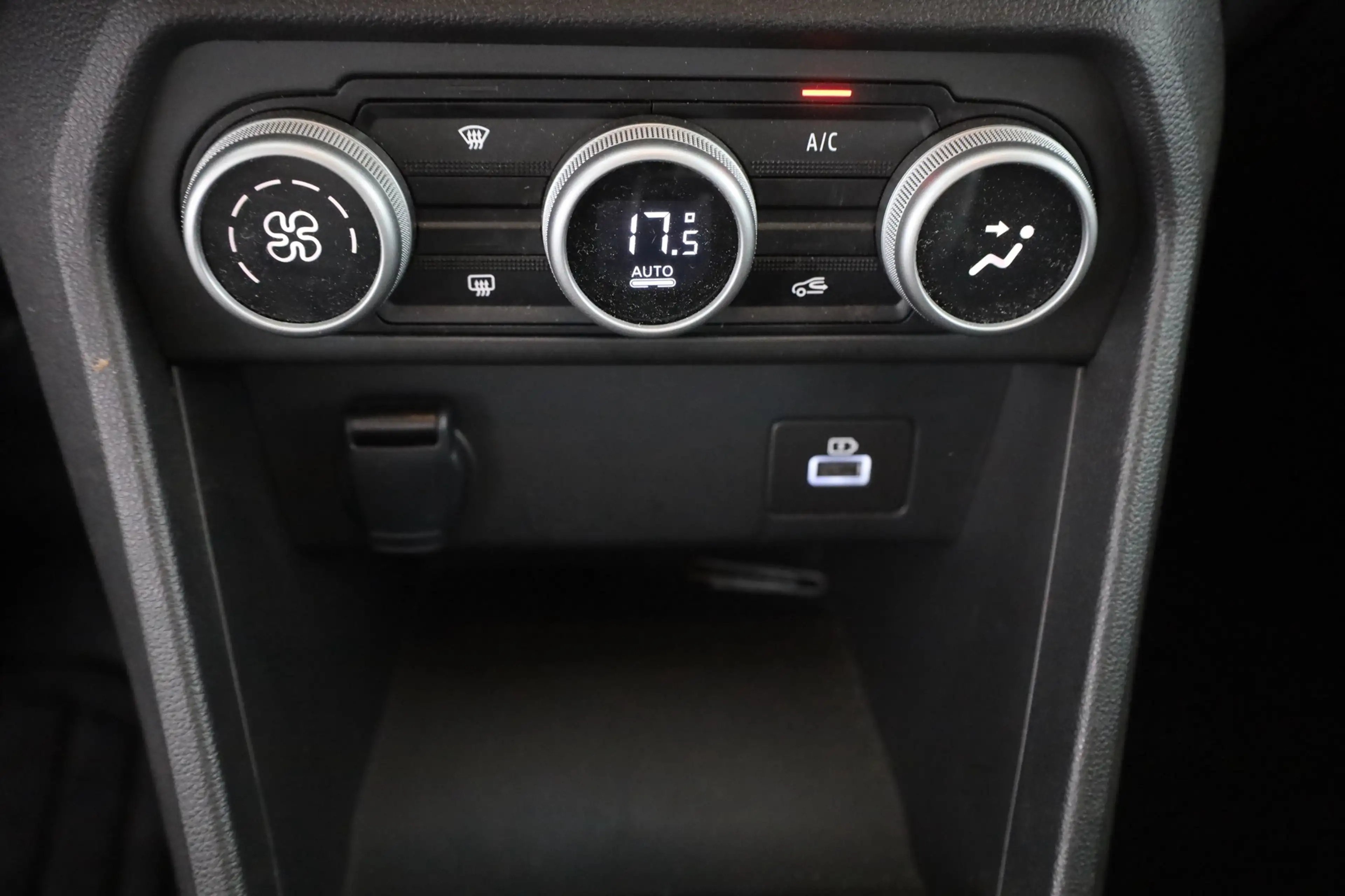 Dacia Jogger 1.0 TCE Extreme+ LED Navi Kamera AHK DAB — photo 14