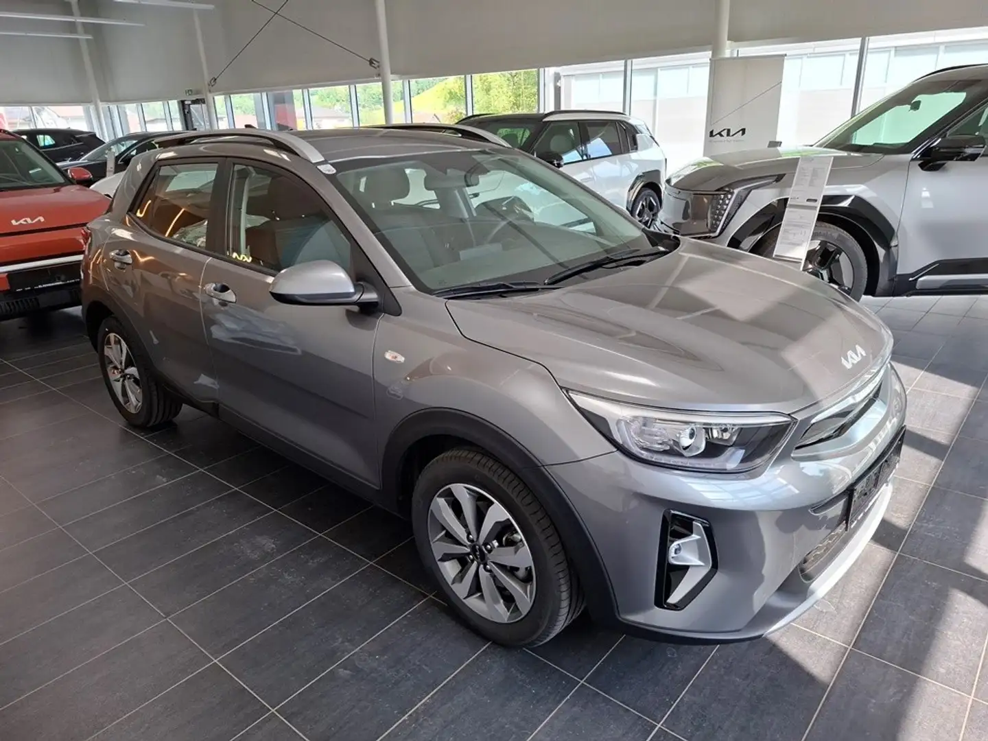 Kia Stonic 1,0 TGDI GPF ISG Silber Grau - 2