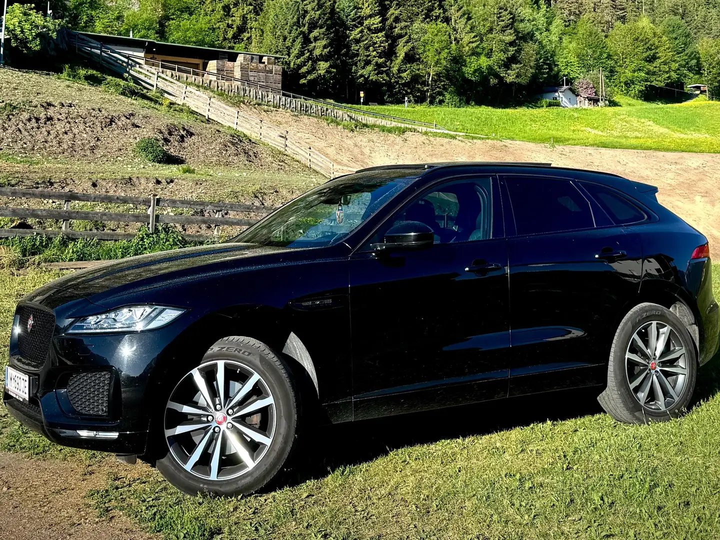 Jaguar F-Pace F-Pace 25t AWD Chequered Flag Aut. Chequered Flag Schwarz - 2