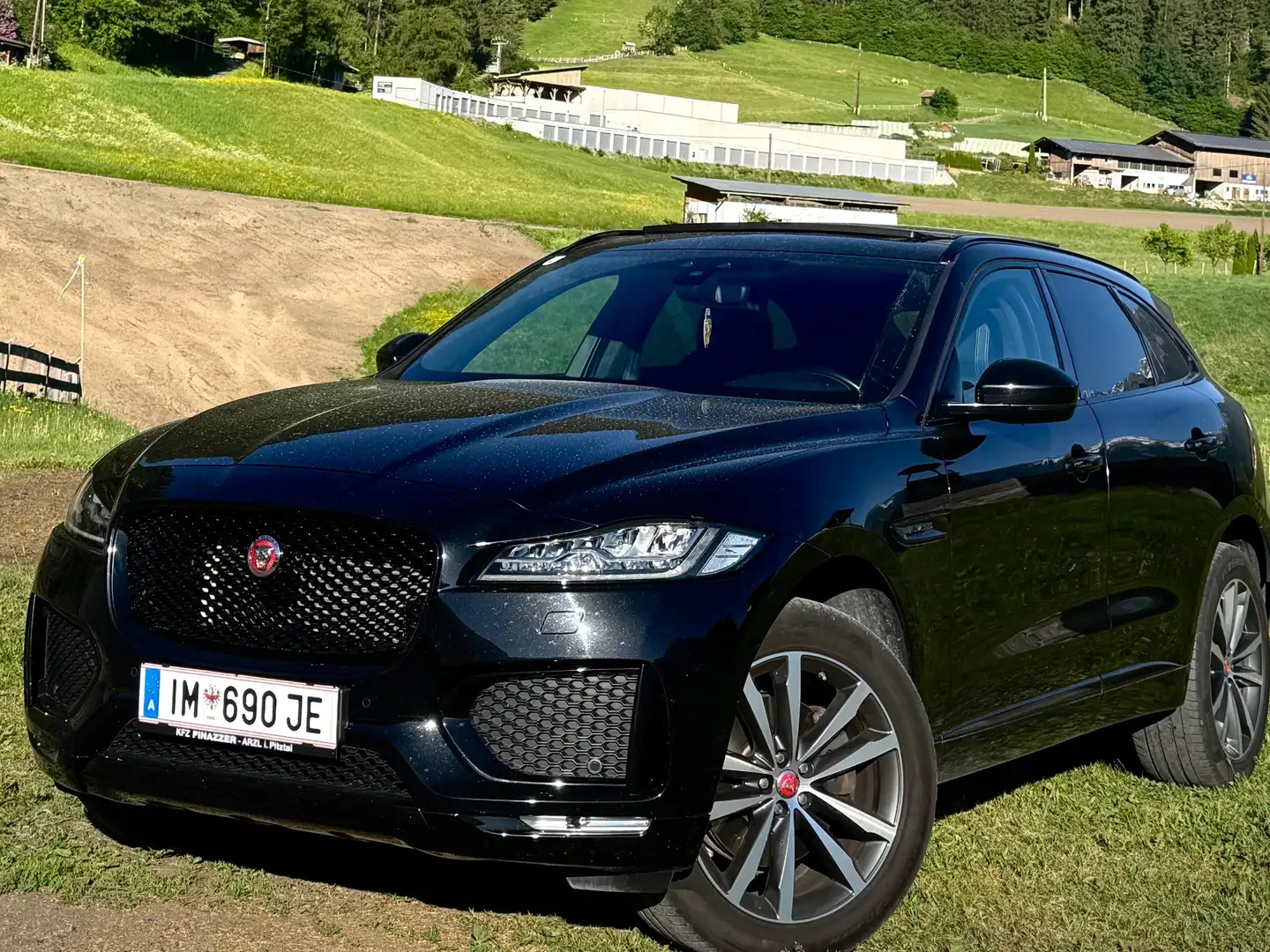 Jaguar F-Pace F-Pace 25t AWD Chequered Flag Aut. Chequered Flag Schwarz - 1