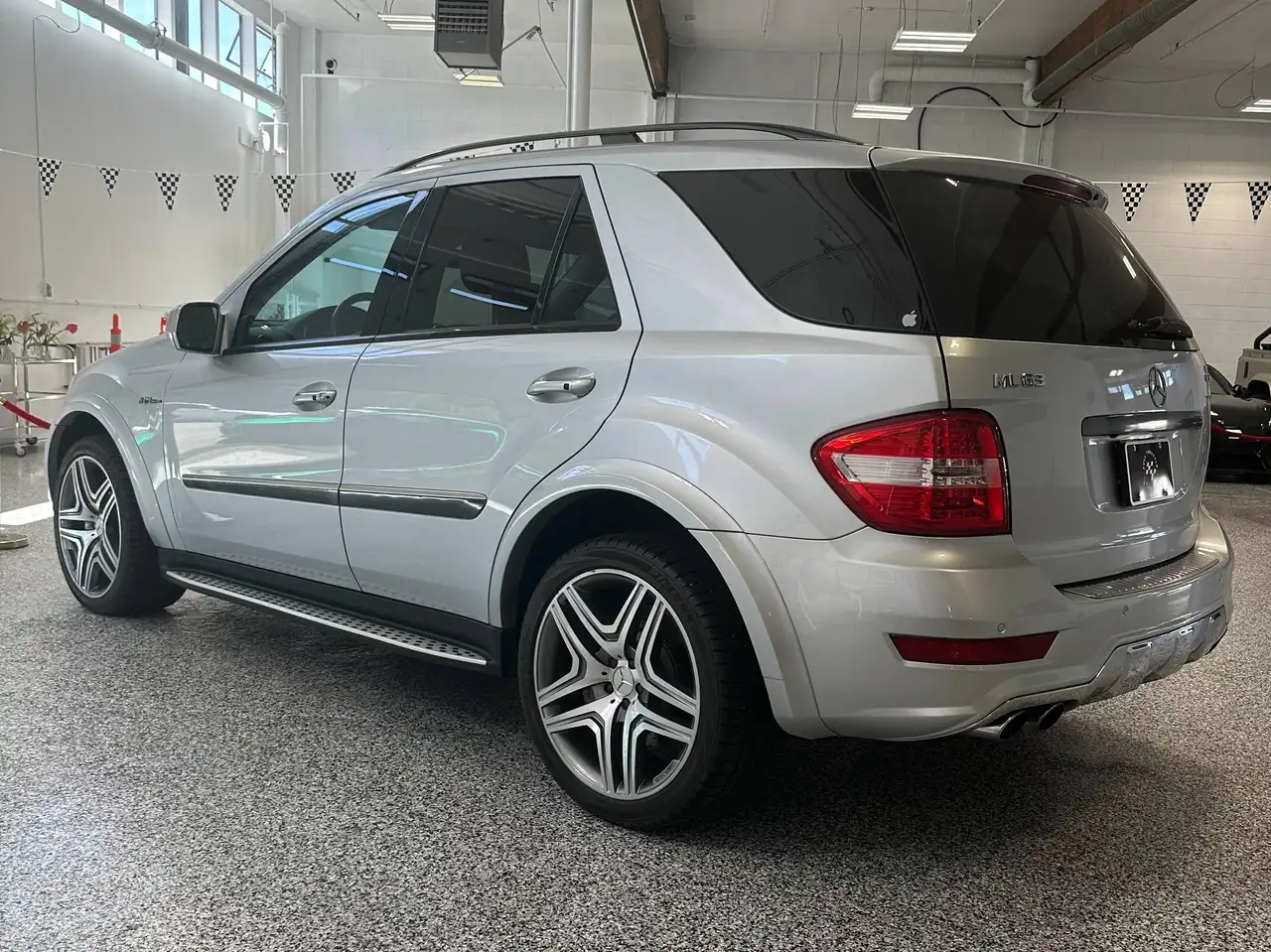 Mercedes-Benz M-Class снимка Mercedes-Benz M-Class