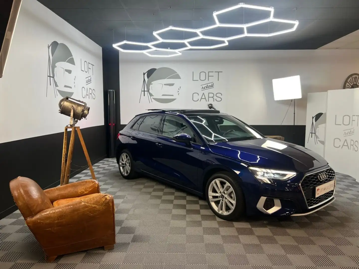 Audi A3 35 TFSI 150 S tronic 7 Design Luxe Blau - 1