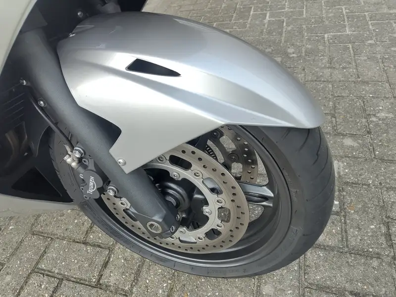 Triumph Sprint GT - foto 4