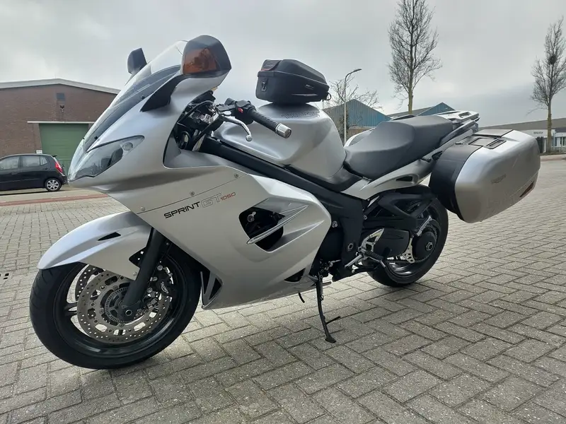 Triumph Sprint GT - foto 2