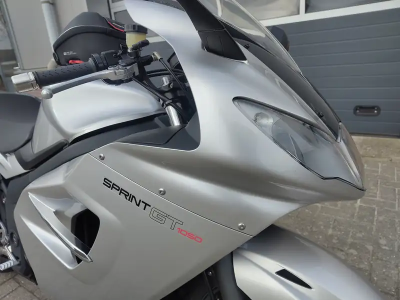 Triumph Sprint GT - foto 3