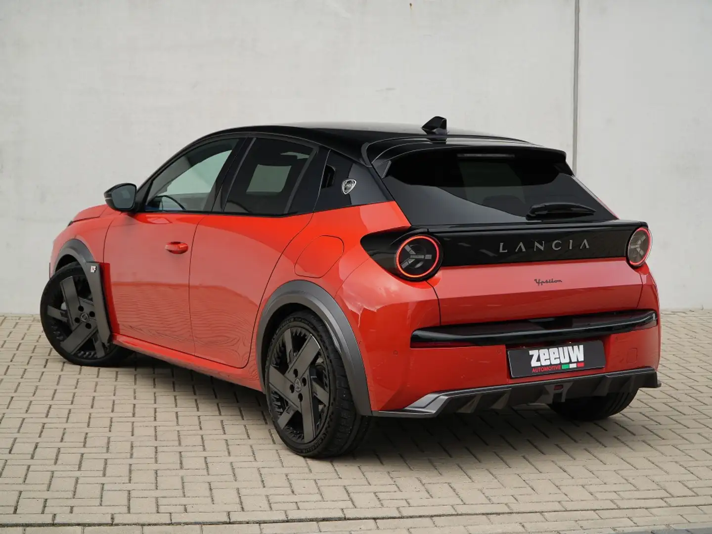 Lancia Ypsilon HF 54kWh 280 PK | Navi | Full Option | 18" | Nu te Oranje - 2