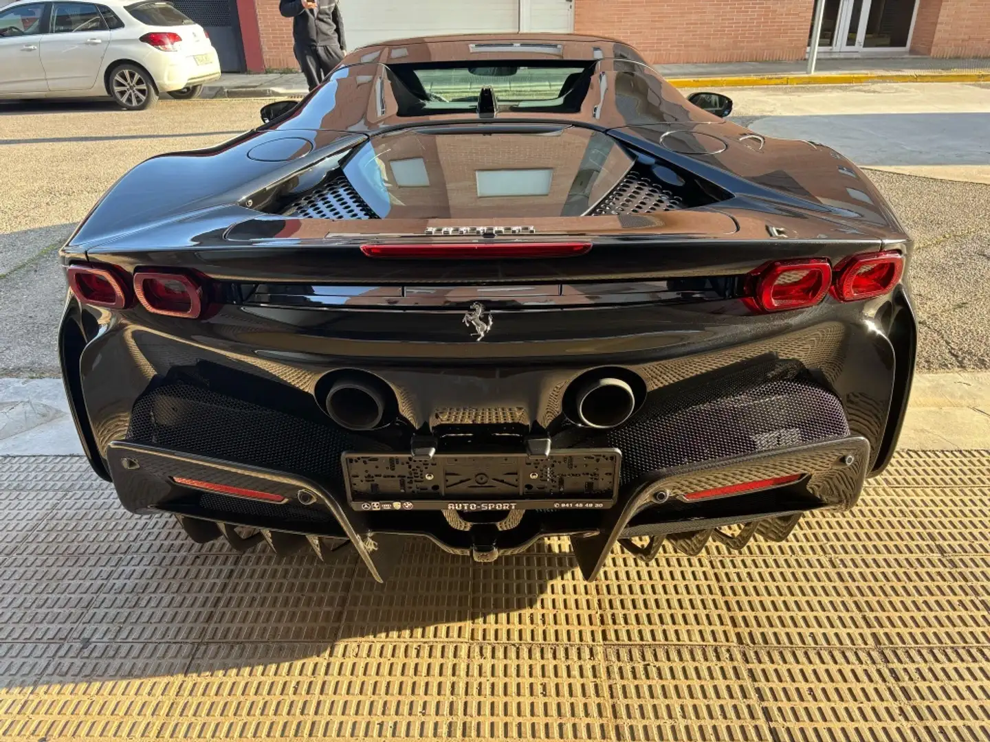 Ferrari SF90 Spider Negru - 2