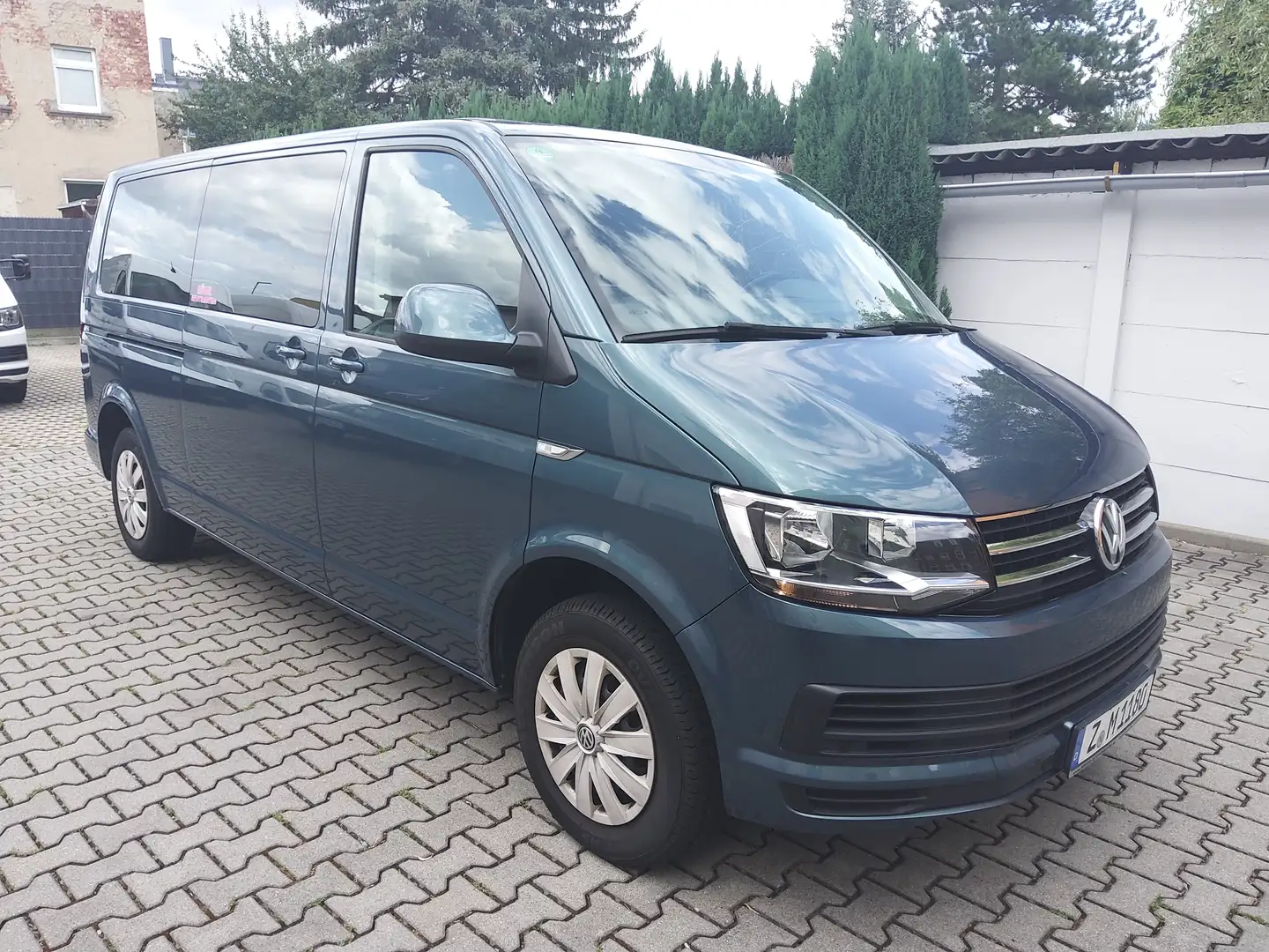 Volkswagen T6 Caravelle Caravelle DSG Lang CL AHK 9-Sit NAV 3-Z-Klima MFL Grün - 1