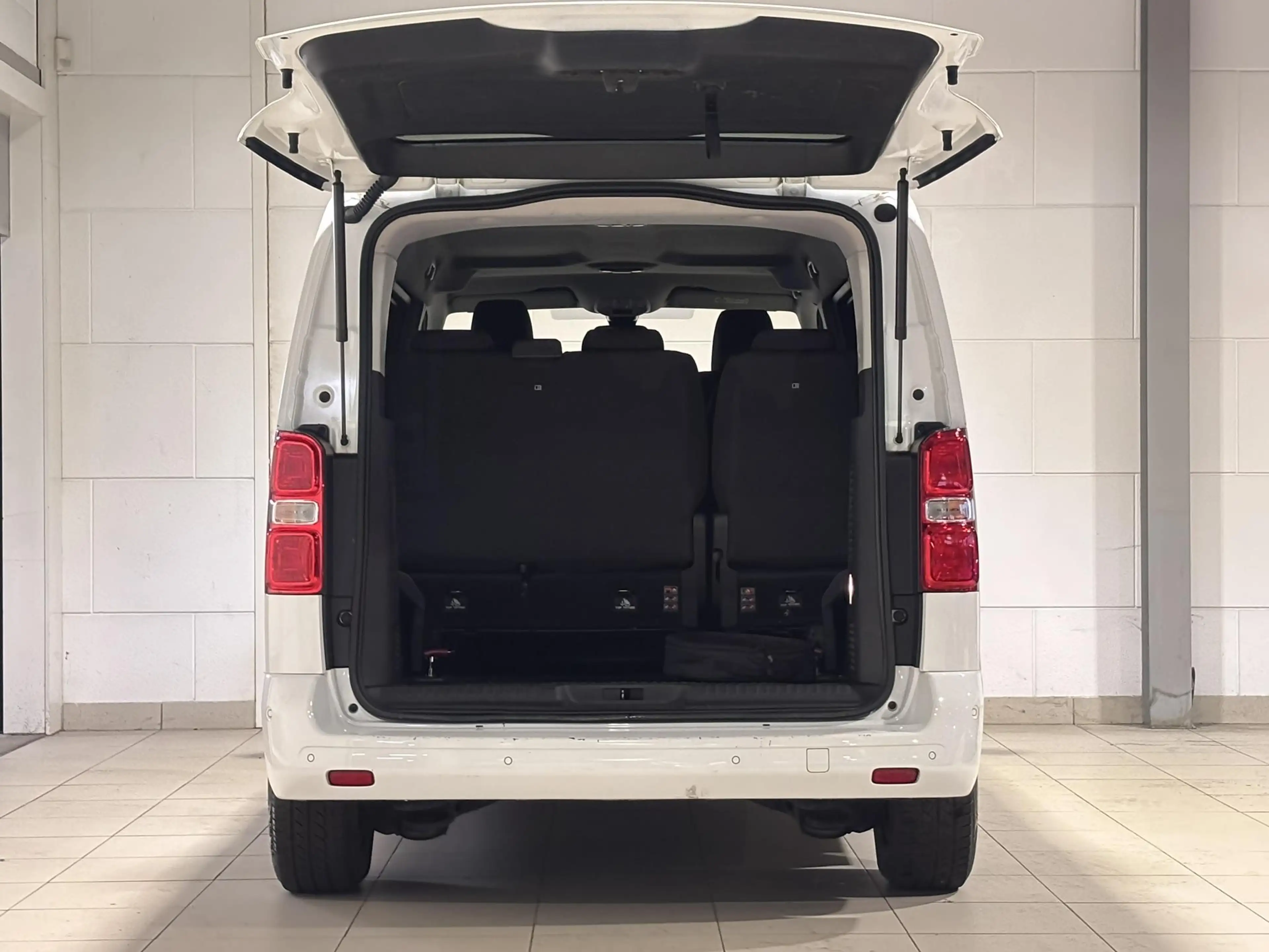 Peugeot e-Traveller Expert L2 Business Active Pack EV 50kWh 136pk | 8- — photo 9