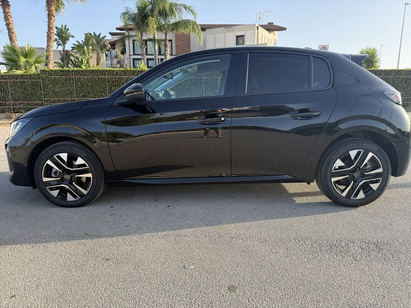 Peugeot 208 208 II 2023 1.2 hybrid Allure 110cv e-dcs 6 Negro - 1