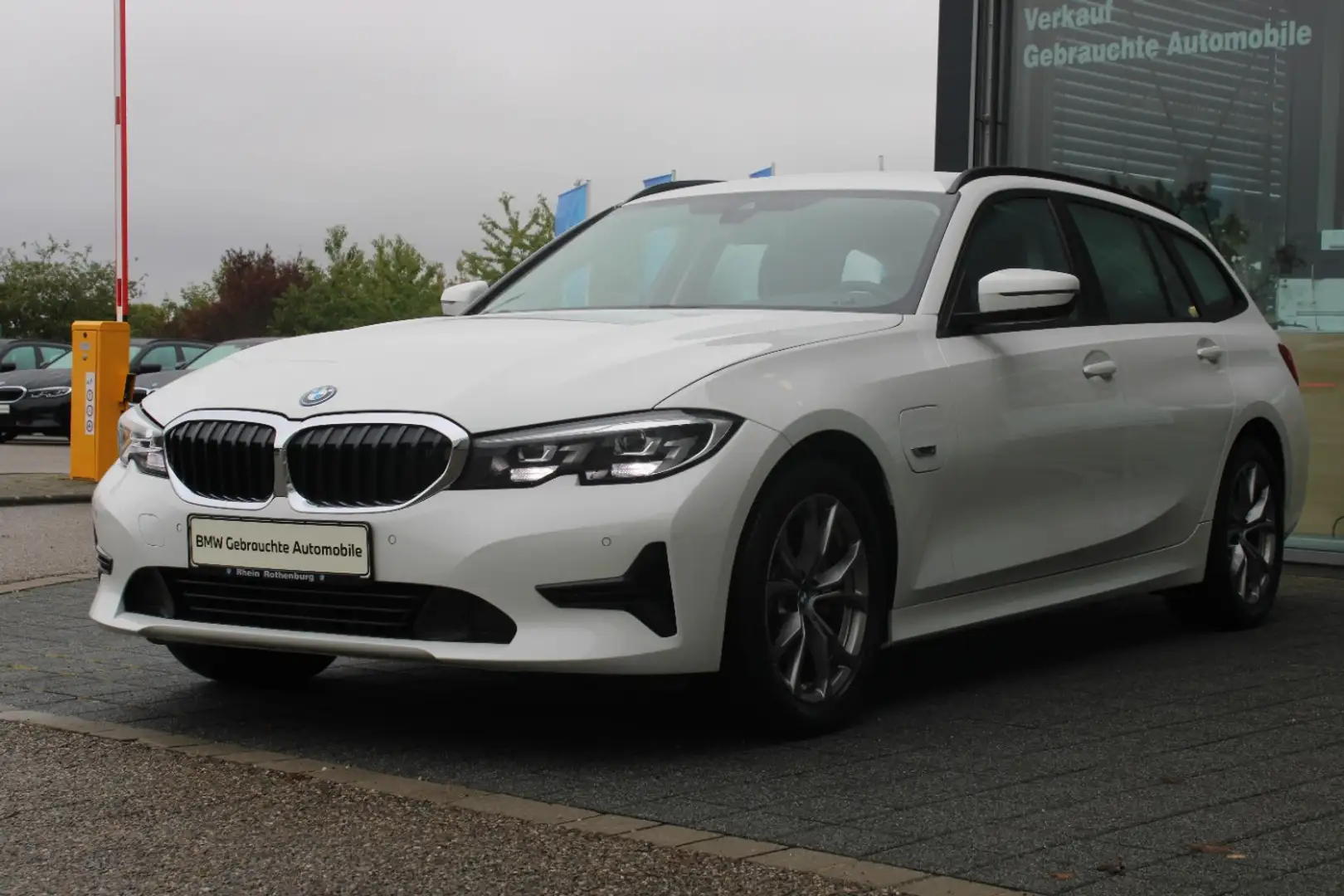BMW 320 e Touring LiveCockpitProf Navi LED AHK SH Blanc - 1
