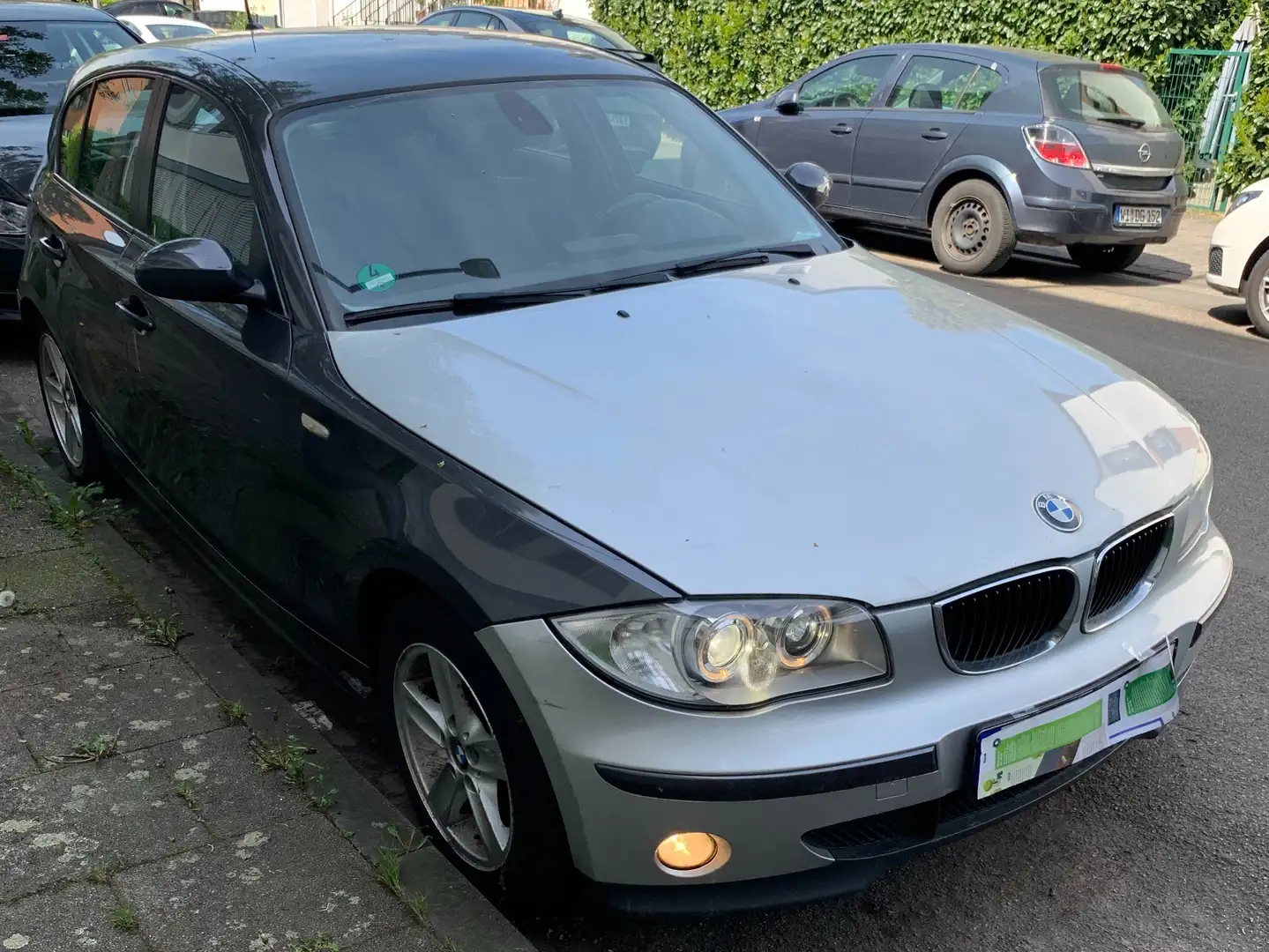 BMW 118 118i Aut. Grau - 1