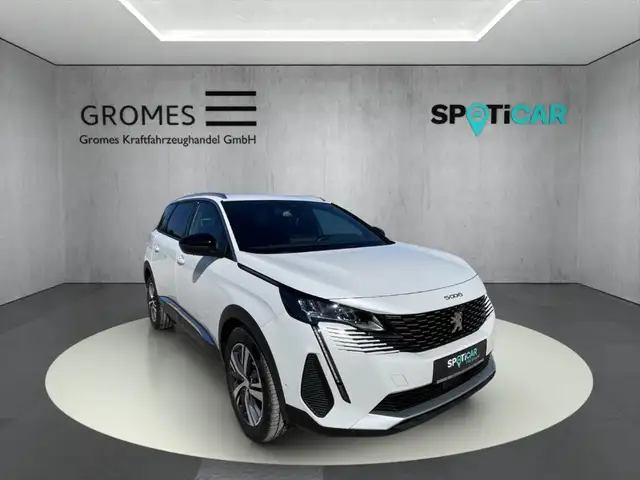 Peugeot 5008 main image