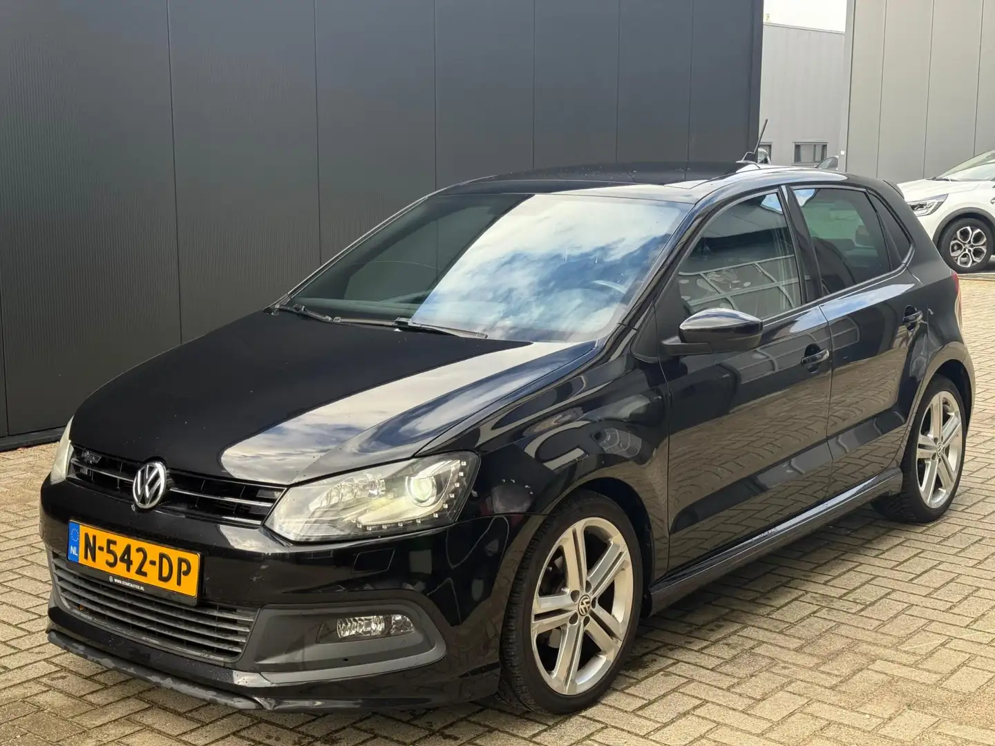 Volkswagen Polo 1.2 TSI Highline R line Panoramadak vol opties! Zwart - 1