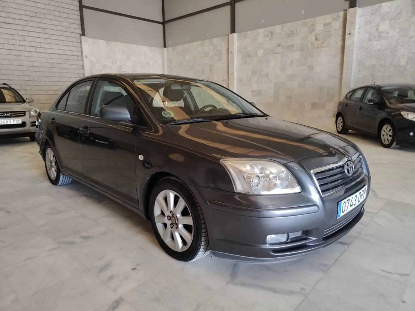 Toyota Avensis 1.8 Sol Gris - 1