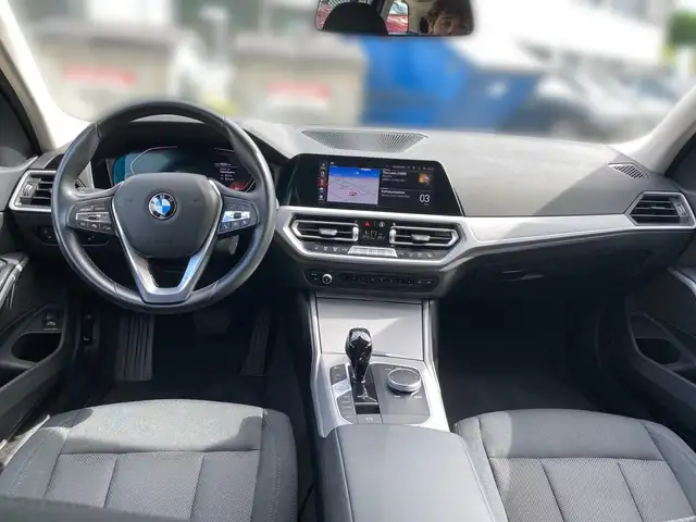 BMW 3 Series view 10