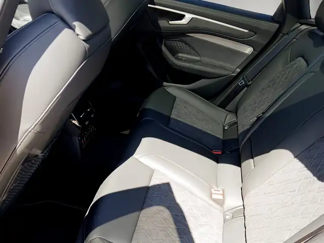 Audi A6 view 13