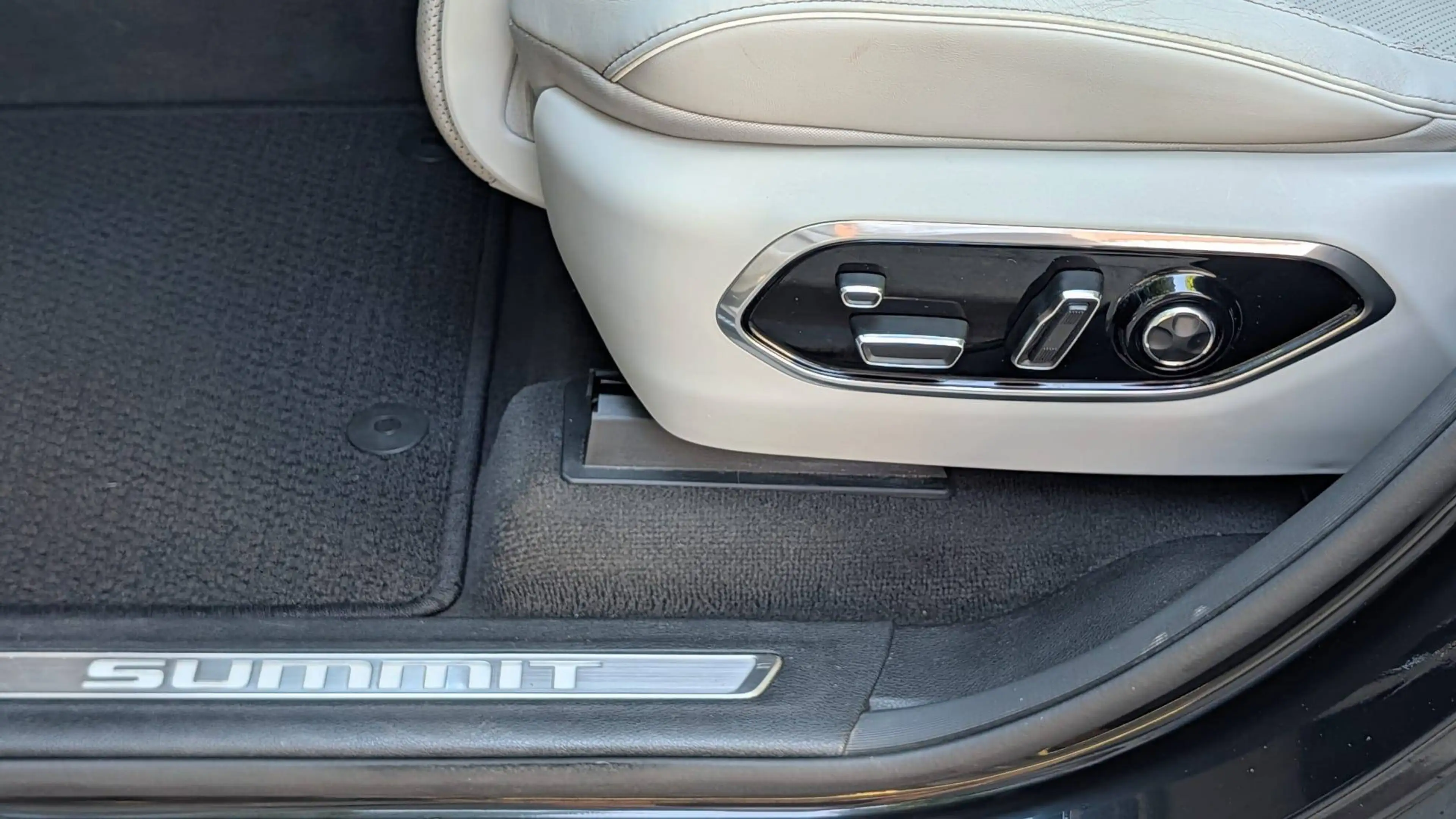 Jeep Grand Cherokee Grand Cherokee L SUMMITT Vollausstattung — photo 10