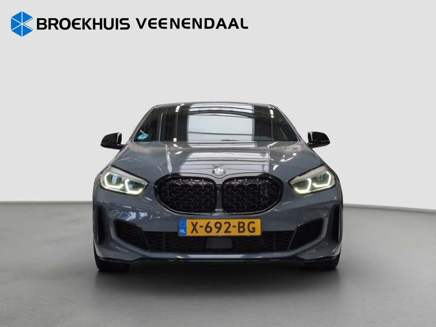 BMW 135 1-serie M135i xDrive High Executive | Schaalstoele Gris - 2