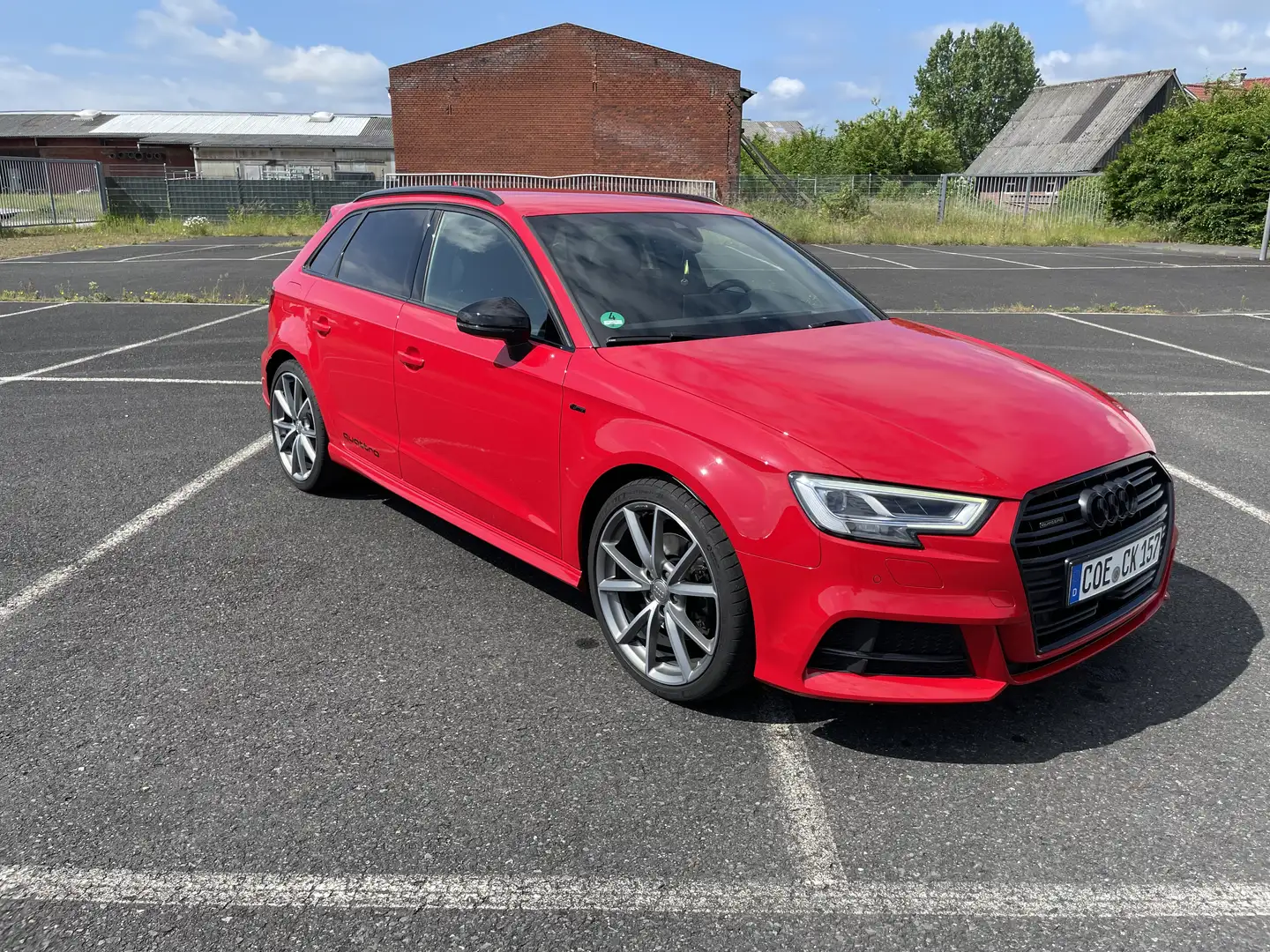 Audi A3 Sportback quattro Sport mit 2x S-line Rot - 1