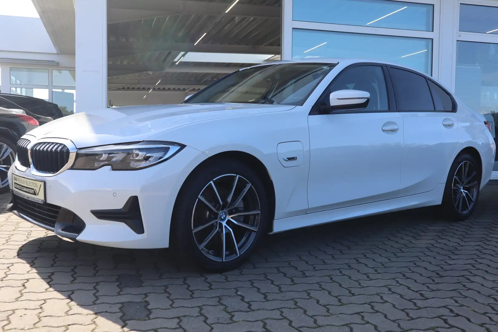 BMW 320 e Limousine Sport Line/DAB/WLAN/Tempomat/Shz Weiß - 1