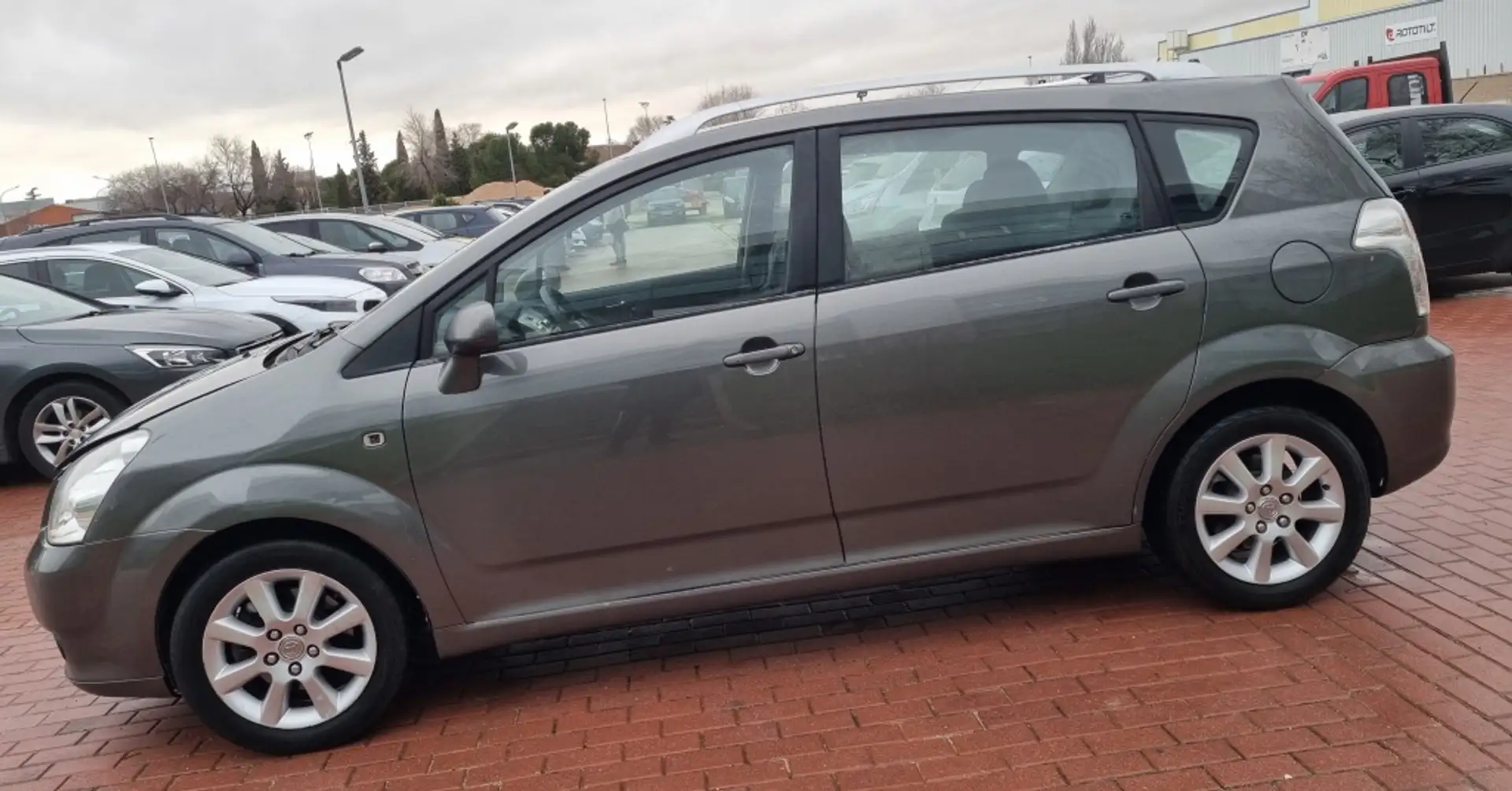 Toyota Corolla Verso 1.8i Sol Aut. Grau - 2