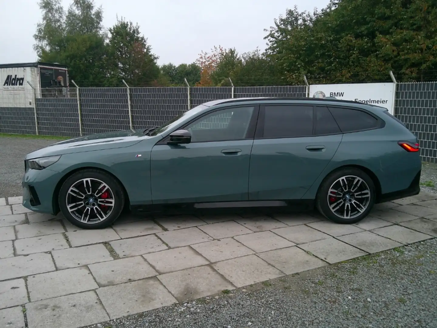 BMW i5 M60 xDrive Tour Glasdach Driv.Prof. AHK el.! Grün - 2
