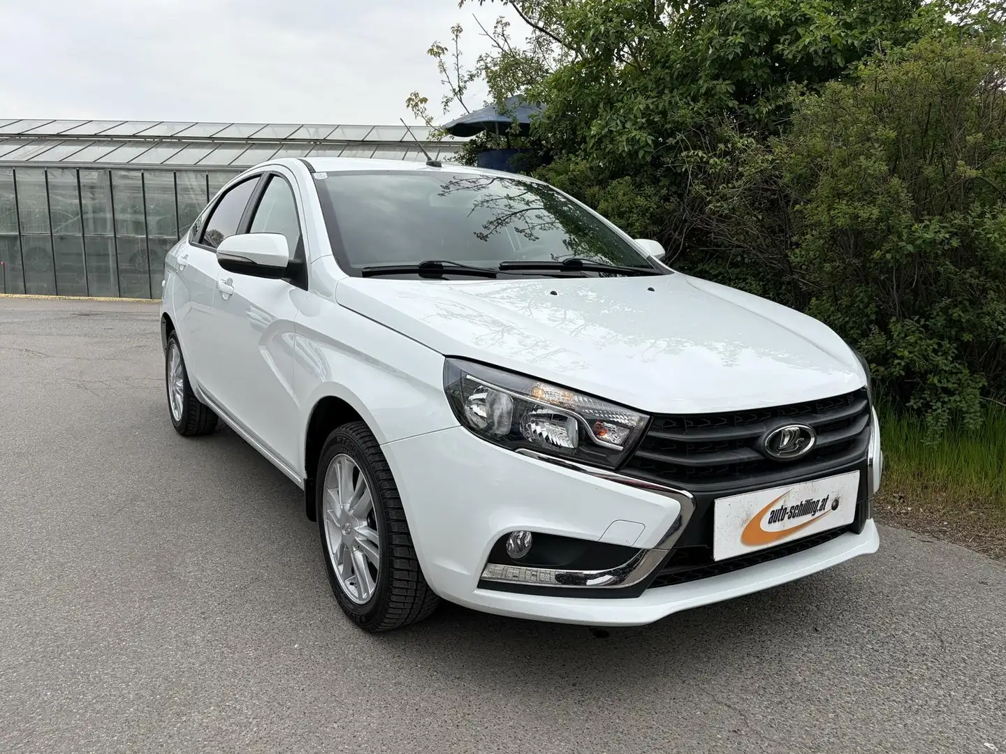 Lada Vesta 1,6 Benzin Automatik PDC Sitzheizung 4Zylinder Weiß - 1