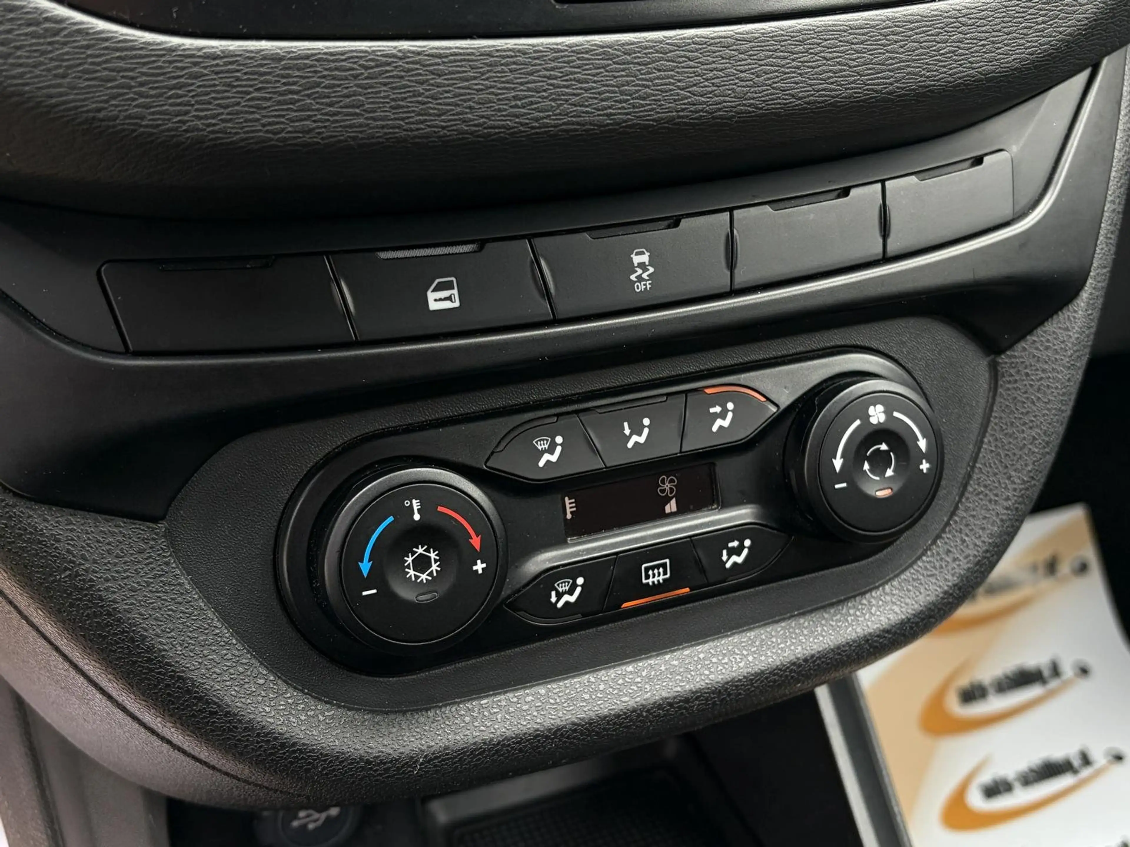 Lada Vesta 1,6 Benzin Automatik PDC Sitzheizung 4Zylinder — photo 13