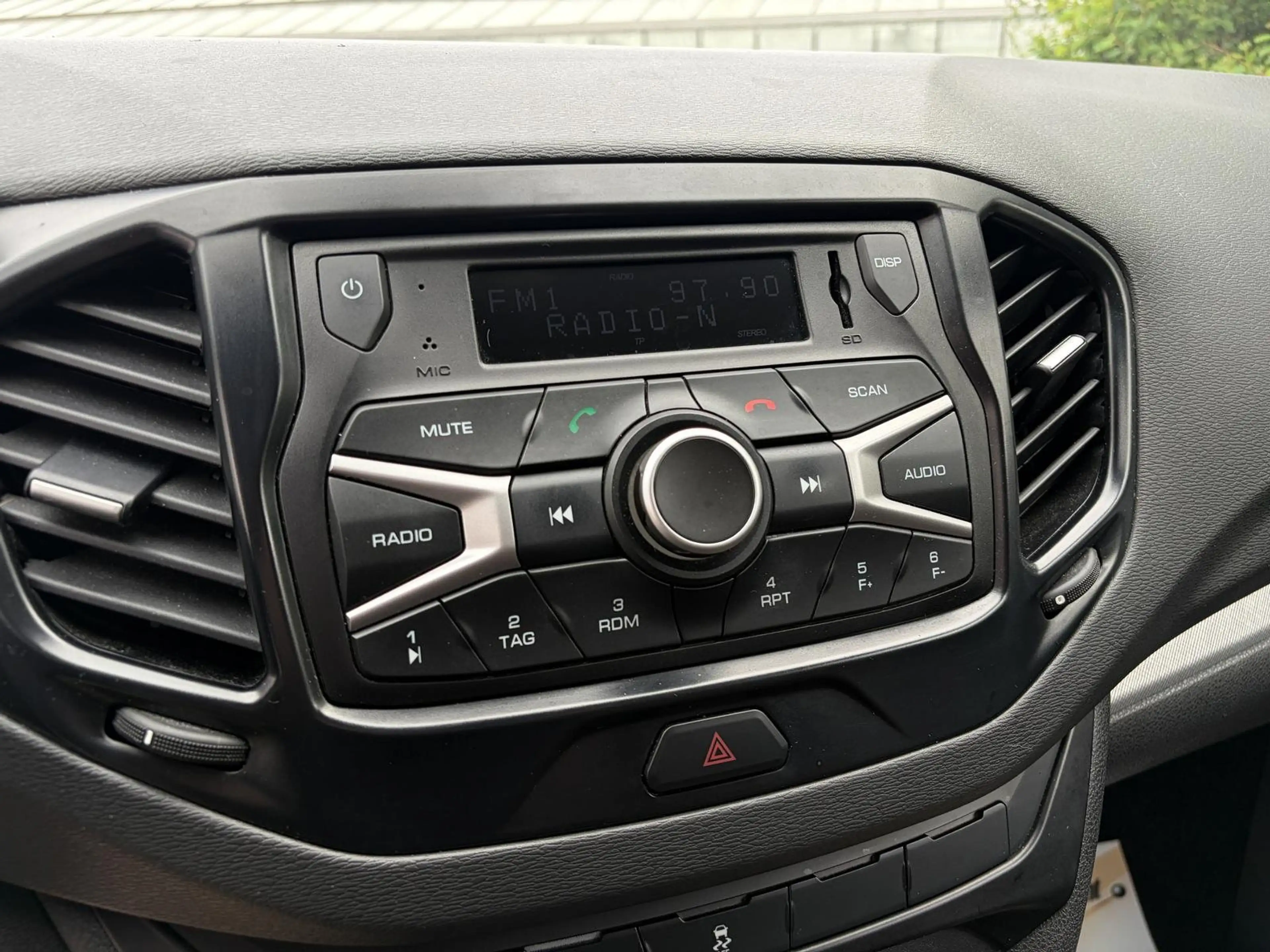 Lada Vesta 1,6 Benzin Automatik PDC Sitzheizung 4Zylinder — photo 12
