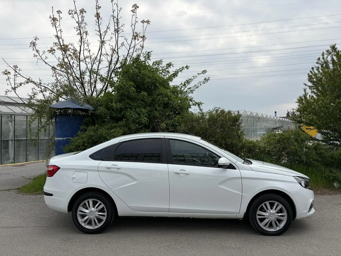 Lada Vesta 1,6 Benzin Automatik PDC Sitzheizung 4Zylinder Weiß - 2