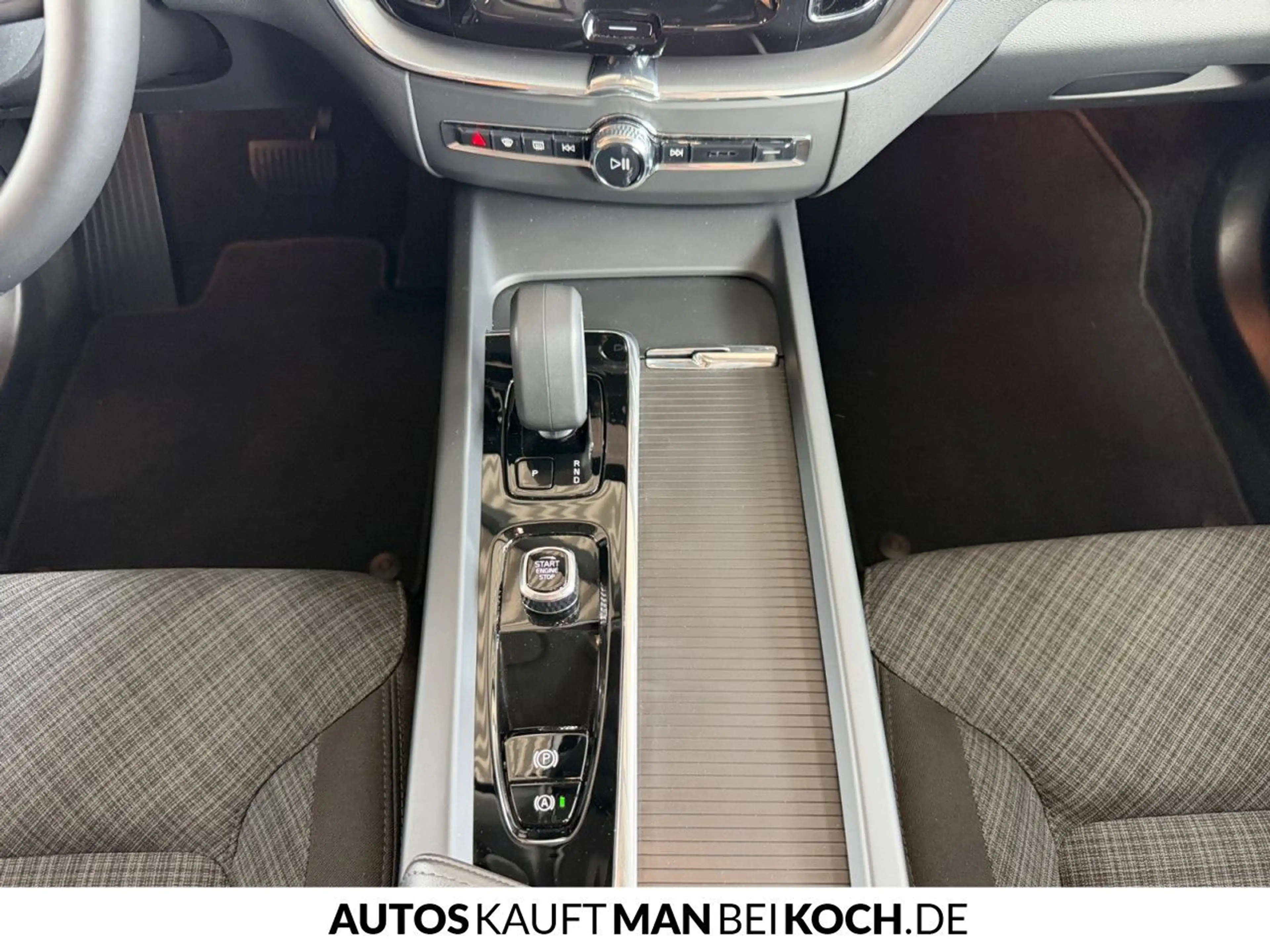Volvo XC60 B4 Core ACC BLIS 4xSHZ LHZ NAVI — photo 11