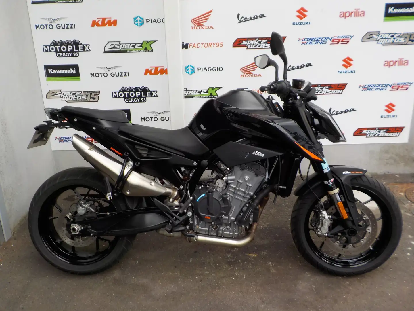 KTM 890 Duke Noir - 1