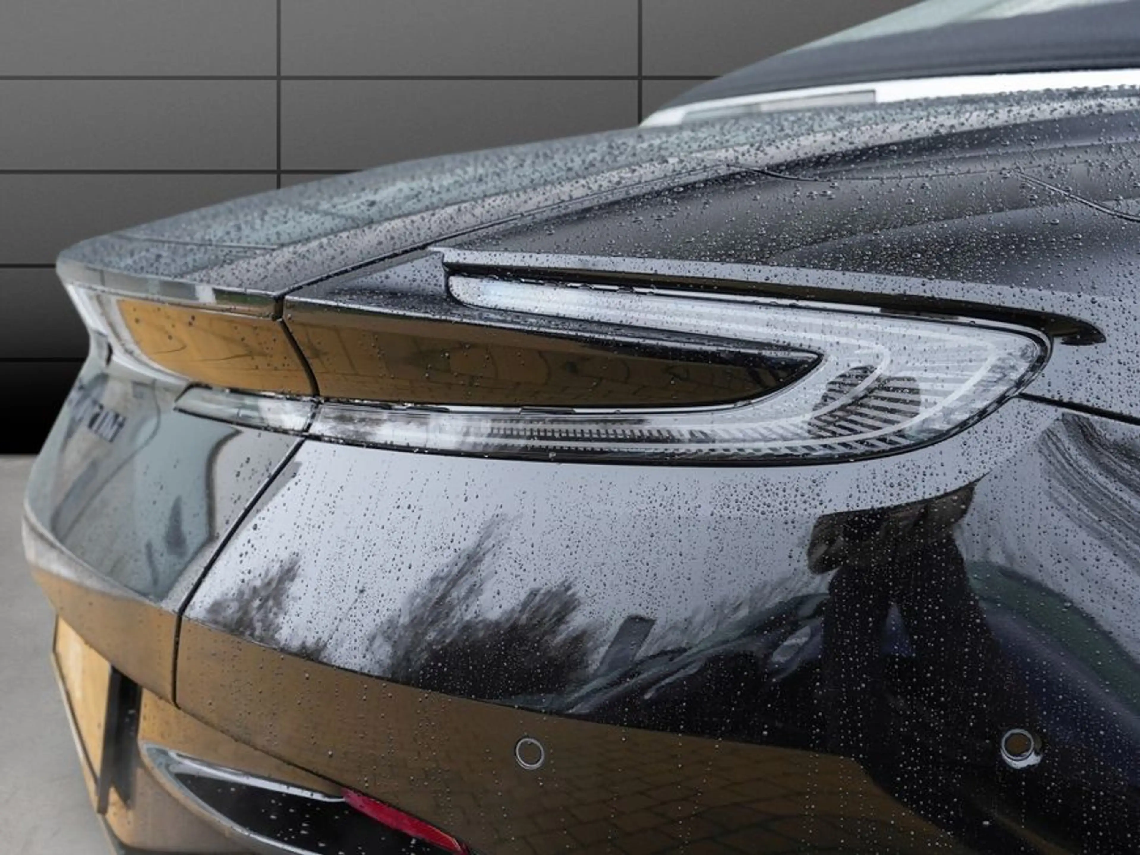 Aston Martin DB12 Volante — photo 8