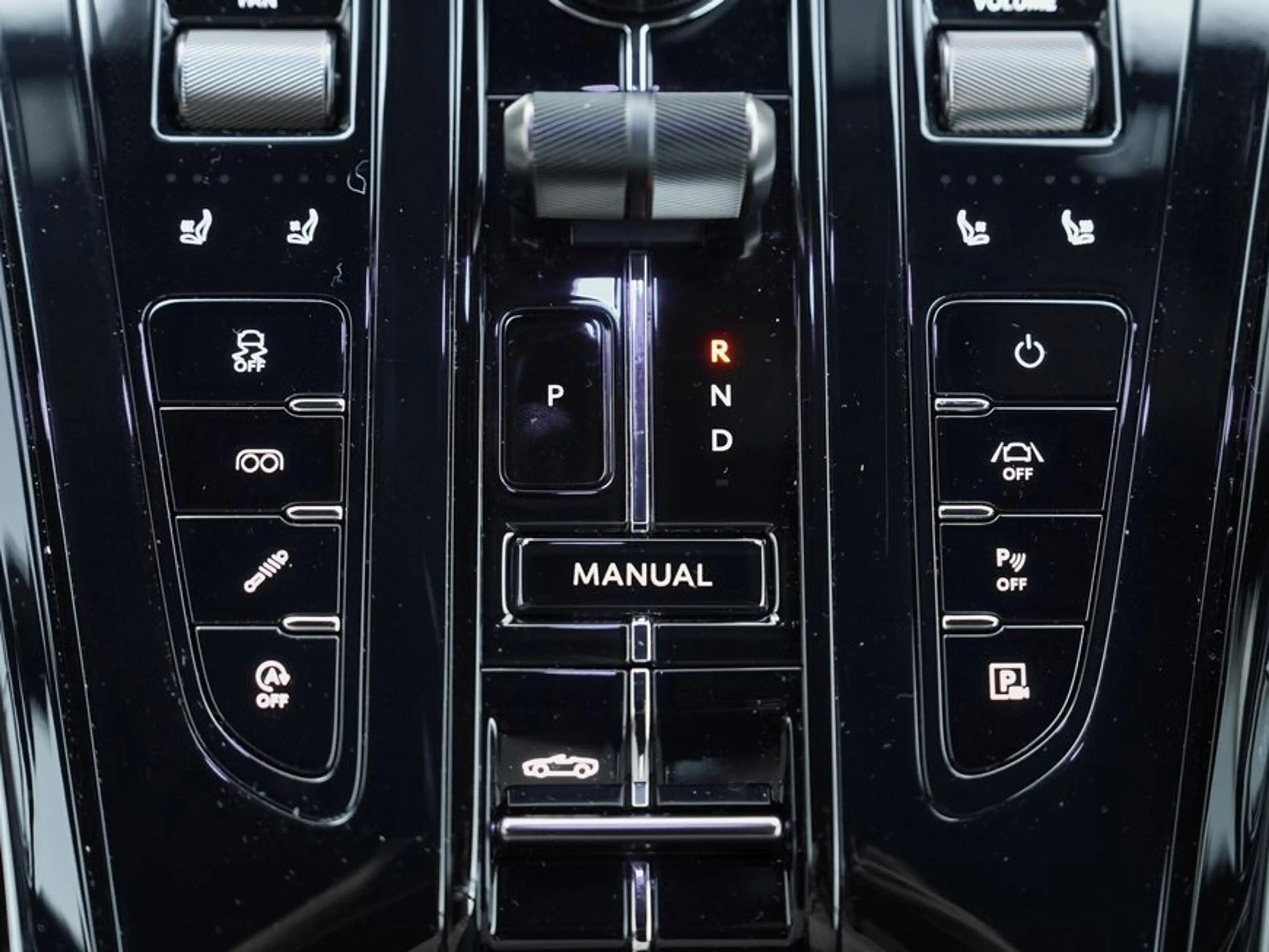 Aston Martin DB12 Volante — photo 14